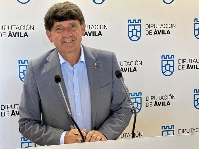 El portavoz del equipo de Gobierno de la Diputación durante la rueda de prensa.