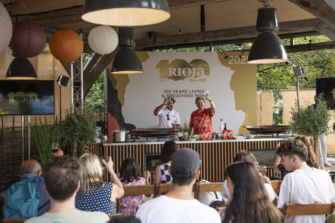 Miles de londinenses brindan por los 100 años de Rioja en un festival histórico