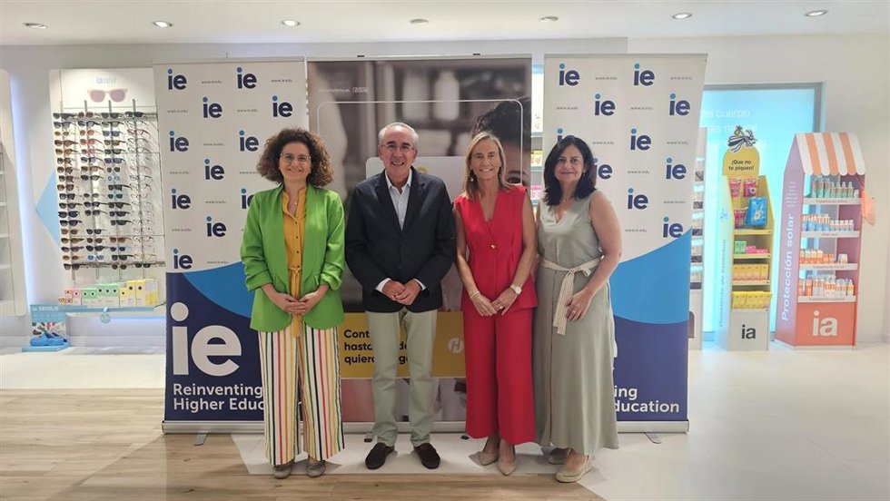 De izquierda a derecha: Enriqueta Fernández; Francisco Sardina; Isabel Santos; y Carmen Fraile