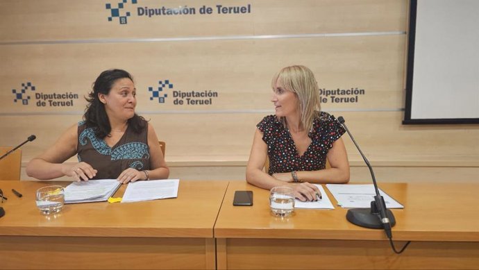 Ruth Cárdenas, técnico de la Diputación de Teruel y Beatriz Redón, diputada delegada de Bienestar Social.