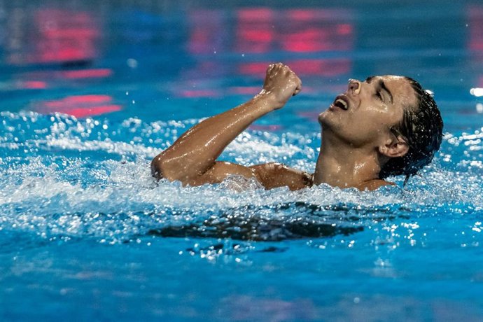 O nadador espanhol Jordi Cáceres na final do estilo livre solo no Campeonato Mundial de Cingapura 2025.