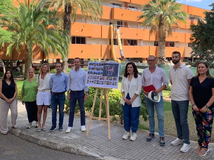 El presidente del Consell de Mallorca, Llorenç Galmés, y la consellera de Bienestar Social y Atención a la Dependencia, Sandra Fernández, visitan las obras de la residencia La Bonanova.