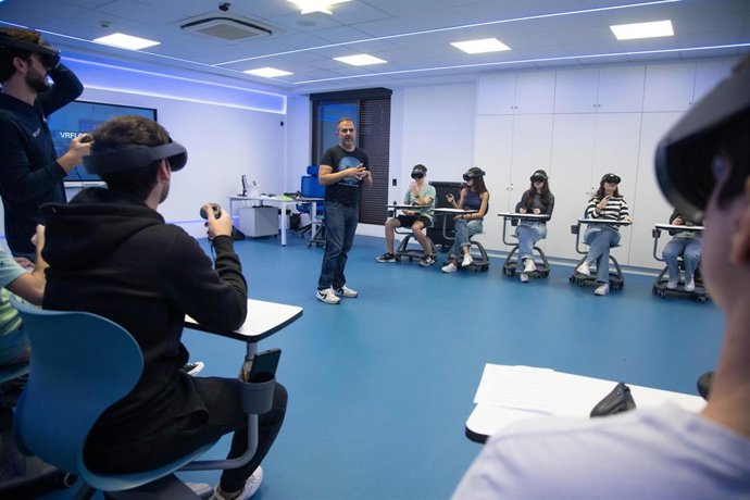 Archivo - En la imagen, clase en la Clase de VR del Campus de la UCAM en Murcia.
