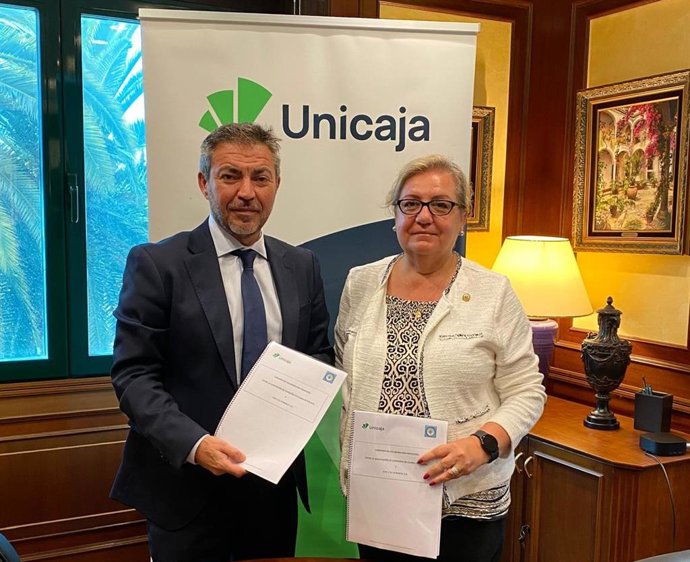 El director territorial de Málaga de Unicaja, Francisco José Reguera, y la presidenta de la Agrupación de Congregaciones, Hermandades y Cofradías de Gloria de Málaga, Victoria Eugenia Ribes.