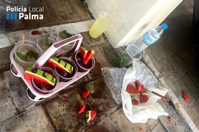 Los cócteles preparados en la calle por el vendedor denunciado.