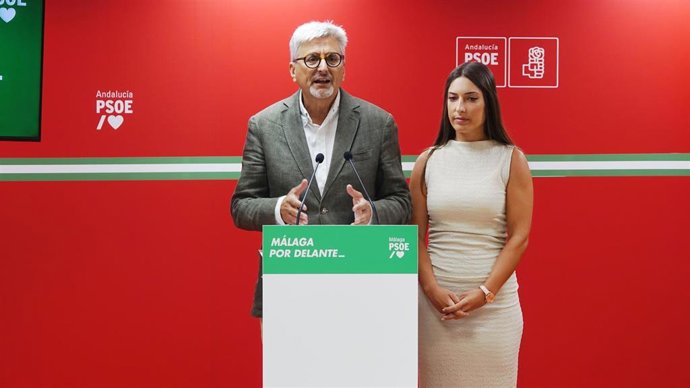 El secretario general del PSOE de Málaga, Josele Aguilar, y la portavoz del PSOE de Málaga, Ana Villarejo, en rueda de prensa