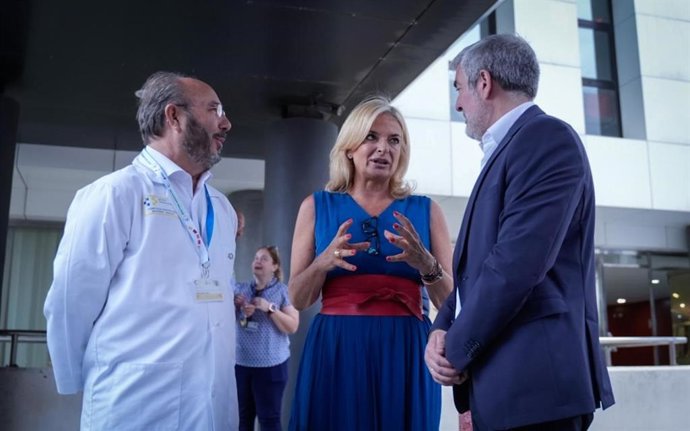 El presidente canario, Fernando Clavijo, y la consejera regional de Sanidad, Esther Monzón, con el gerernte del Materno Infantil visitan las obras de la nueva torre pediátrica