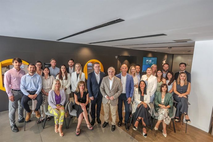 El director territorial de Connecta, Juan Manuel Casco, y el director territorial de Andalucía, Juan Ignacio Zafra, en el centro Connecta de Málaga.