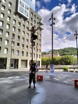 Cia Orain-Bi actuará en  la plaza de la Convivencia a las 12.30 horas del lunes 18 de agosto con su espectáculo 'Mute'.