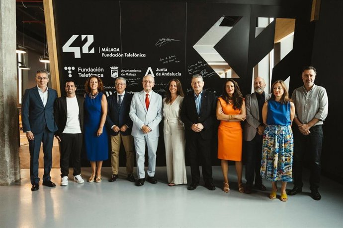 El consejero de la Presidencia, Antonio Sanz; el alcalde de Málaga, Francisco de la Torre; y otros representantes en Proyecto 42 Málaga de formación digital.