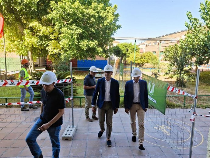 Visita del consejero de Educación y FP, Víctor Marín, a las obras de rehabilitación integral del IES Francisco de Goya (Molina de Segura).
