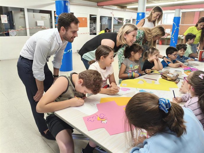 La vicepresidenta de la Junta de Castilla y León y consejera de Familia e Igualdad de Oportunidades, Isabel Blanco, visita el programa 'Conciliamos en Verano 2025' en el Colegio Cardenal Mendoza de Valladolid.