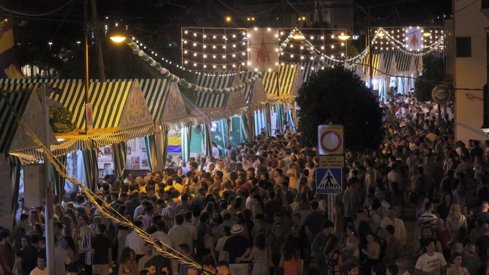 Archivo - Imagen de archvo del ambiente nocturno en la Velá de Triana en 2024.