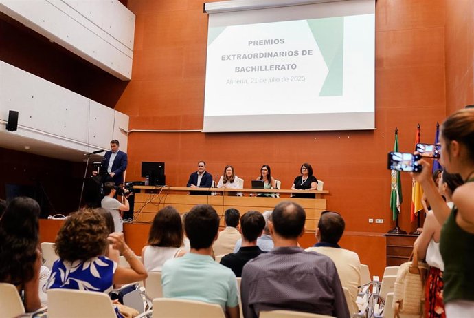 La consejera de Desarrollo Educativo y FP de la Junta de Andalucía, María del Carmen Castillo, entrega en Almería los Premios Extraordinarios de Bachillerato