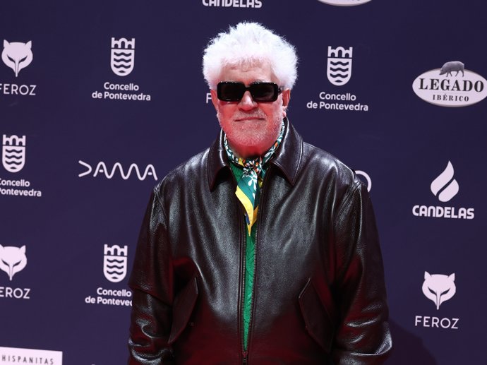El director de cine Pedro Almodóvar posa en la alfombra roja de los Premios Feroz 2025, en el Pazo da Cultura, a 25 de enero de 2025, en Pontevedra, Galicia (España).