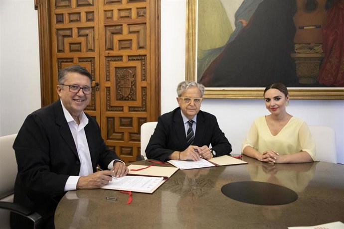 El presidente de la Diputación de Córdoba, Salvador Fuentes (centro), en la firma del convenio con Córdoba Ecuestre.