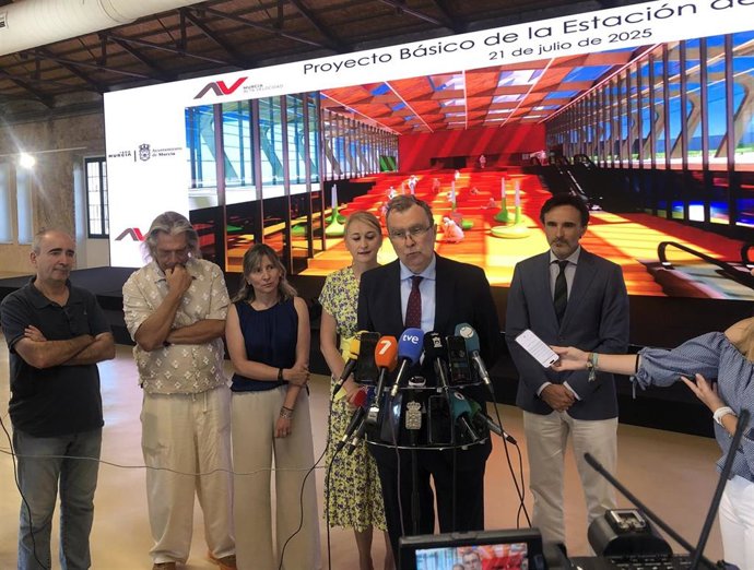 El alcalde de Murcia José Ballesta, junto a la directora de operaciones de integración y grupo societario de Adif, Elena González; la delegada del Gobierno, Mariola Guevara; y el consejero de Fomento e Infraestructuras, Jorge García Montoro