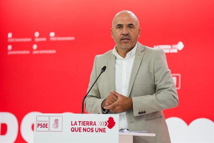 El diputado socialista Juan Ramón Ferreira, en rueda de prensa en Mérida