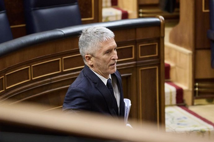 O Ministro do Interior, Fernando Grande Marlaska, durante uma sessão plenária no Congresso dos Deputados, em 25 de junho de 2025, em Madri (Espanha).  A sessão de controle é marcada pela ofensiva do PP contra o governo em relação ao caso Koldo e pela peti
