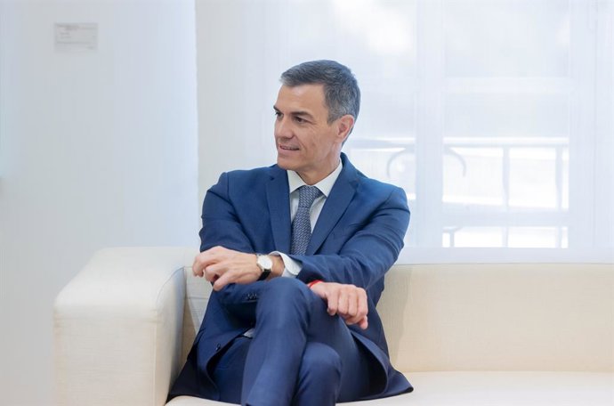 O Presidente do Governo, Pedro Sánchez, durante uma reunião com o Lehendakari, Imanol Pradales, no Palácio La Moncloa, em 15 de julho de 2025, em Madri (Espanha). Durante a reunião, eles discutiram as transferências pendentes - incluindo o primeiro bl