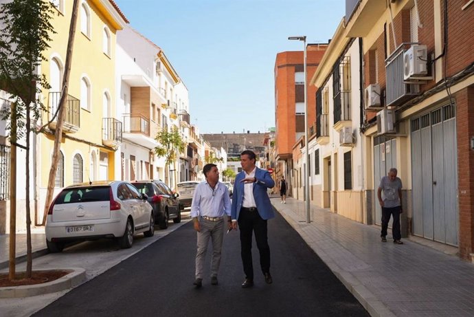 El alcalde de Córdoba, José María Bellido, y el delegado de Infraestructuras, Miguel Ruiz Madruga, en la calle Calatañazor.