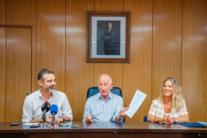 El alcalde de Roquetas de Mar, Gabriel Amat, muestra la resolución de la concesión de agua otorgada por la Junta, acompañado por el consejero Ramón Fernández-Pacheco y la concejala Rocío Sánchez.