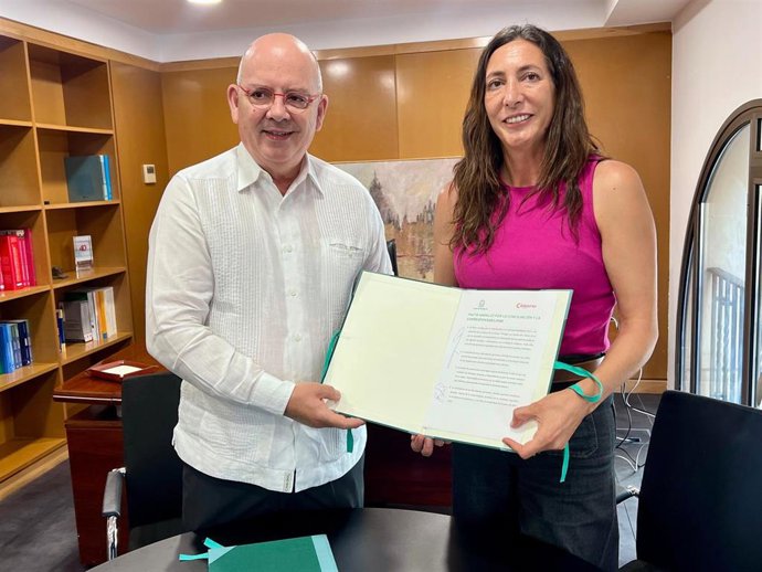 La consejera andaluza de Igualdad, Loles López, y el presidente de Consejo Andaluz de Cámaras de Comercio, Industria, Servicios y Navegación, Javier Sánchez.