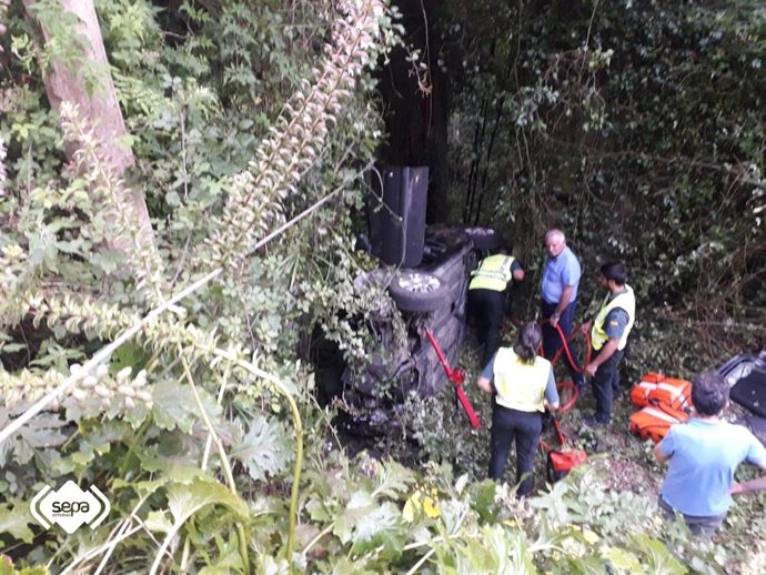 Accidente en Vegadeo, donde una mujer tuvo que ser excarcelada del vehículo que conducía.