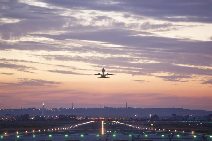 Archivo - Avión despega de un aeropuerto.