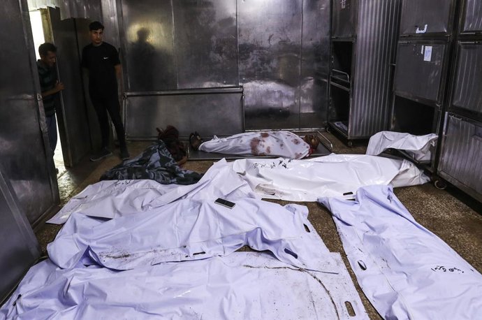 19 de julho de 2025, Cidade de Gaza, Faixa de Gaza, Território Palestino: Parentes de palestinos que perderam a vida, incluindo crianças, choram no Hospital Al-Shifa após um bombardeio israelense em prédios que abrigavam pessoas deslocadas na cidade de Ga