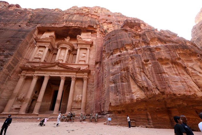 Archivo - AMMAN, 21 de maio de 2025 -- Turistas visitam o sítio arqueológico de Petra, na Jordânia, em 20 de maio de 2025. Petra, na Jordânia, é uma cidade arqueológica nabateia única esculpida na rocha, reconhecida como Patrimônio Mundial da UNESCO desde