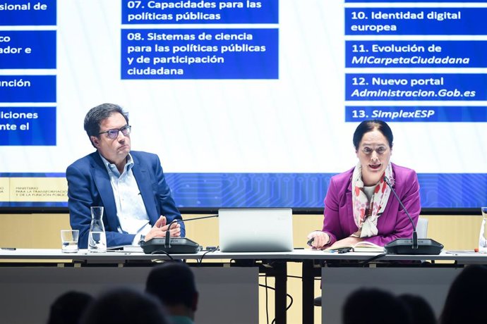 El ministro para la Transformación Digital y de la Función Pública, Óscar López, y la secretaria de Estado de Función Pública, Clara Mapelli, presenta el 'Consenso por una Administración Abierta', una estrategia para la transformación de la Administración