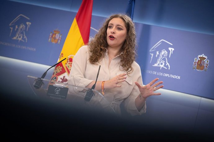 A porta-voz do PP no Congresso, Ester Muñoz, durante uma coletiva de imprensa no Congresso dos Deputados, em 15 de julho de 2025, em Madri (Espanha).