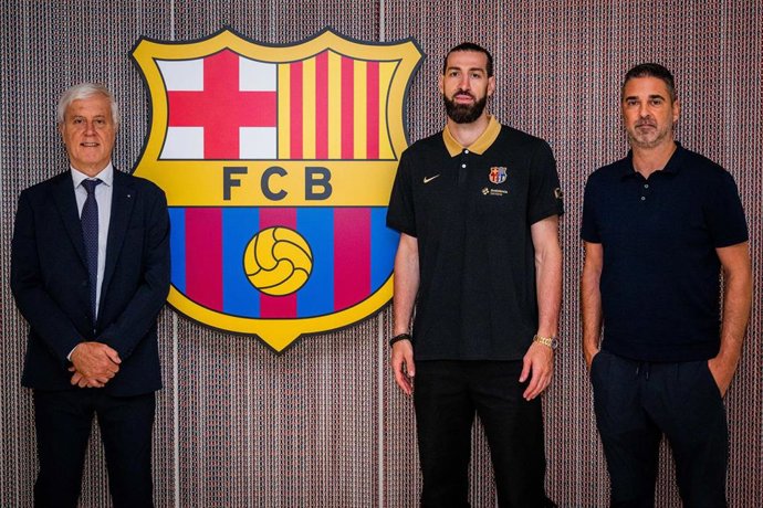 Josep Cubells, Tornike Shengelia y Juan Carlos Navarro posando con el escudo del Barça