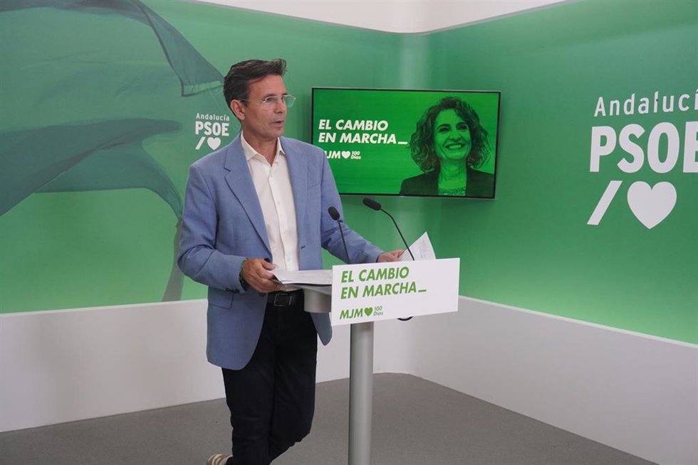 El portavoz del PSOE de Andalucía, Francisco Cuenca, en una rueda de prensa en la sede regional. (Foto de archivo).