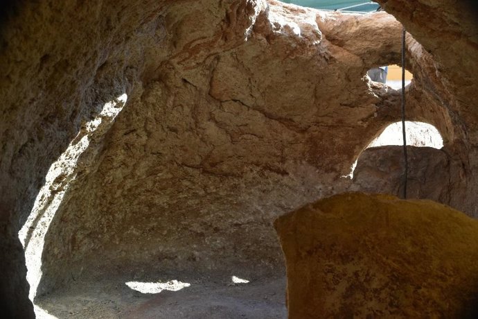 Archivo - Antecámara de una de las dos cuevas artificiales del tercer milenio previo a la era actual descubiertas en Pedrera