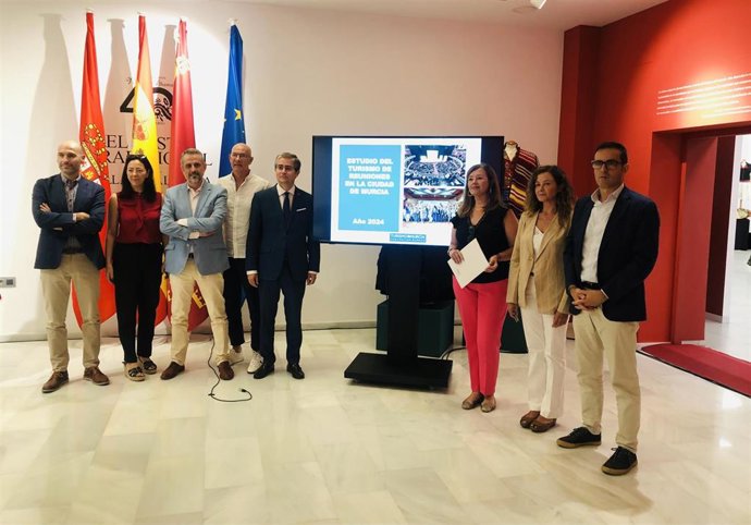 Concejal Turismo, Comercio y Consumo, Jesús Pacheco, acompañado de la presidenta de la Asociación de Empresarios de la Oficina de Congresos y CEO de Eventos en Plural, Carmen Antón; y la directora del área de Congresos de la asociación, Ángeles Ballesta