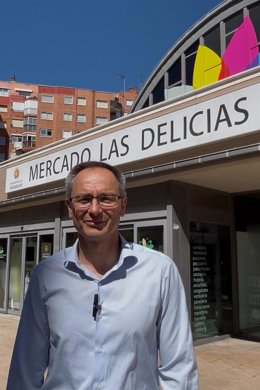 El concejal de Comercio, Mercados y Consumo, Víctor Martín, ante el Mercado de Las Delicias.