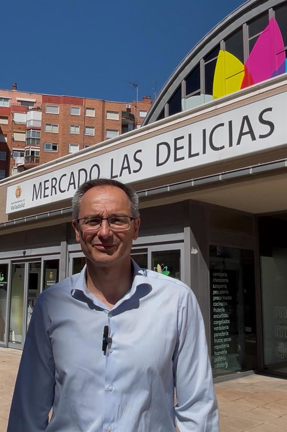 El concejal de Comercio, Mercados y Consumo, Víctor Martín, ante el Mercado de Las Delicias.