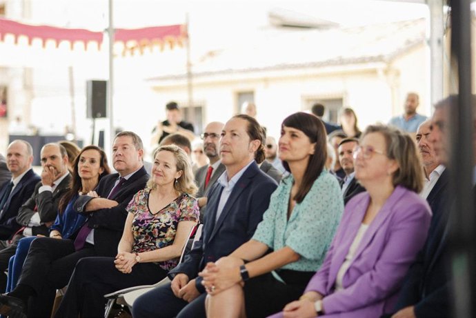Archivo - La vicepresidenta primera del Gobierno, Nadia Calviño (4i); el presidente de Castilla-La Mancha, Emiliano García-Page (3i); la secretaria de Estado de Telecomunicaciones e Infraestructuras Digitales, María González Veracruz (2d), y la presidenta
