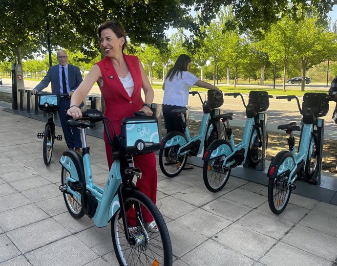 La alcaldesa de Zaragoza, Natalia Chueca, en la estación de Bizi en Valdespartera.