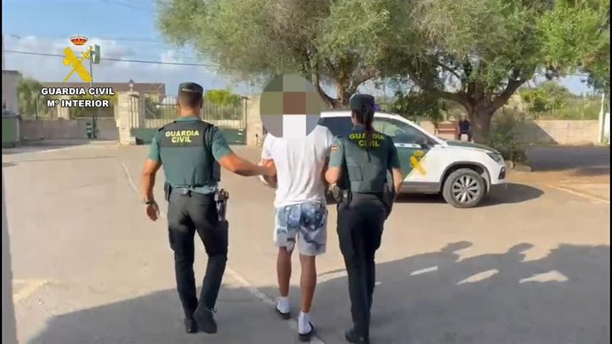 El detenido, junto a dos agentes de la Guardia Civil.