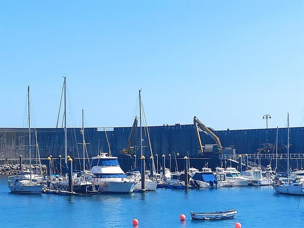 Archivo - Trabajos con grúas en el puerto de Lastres