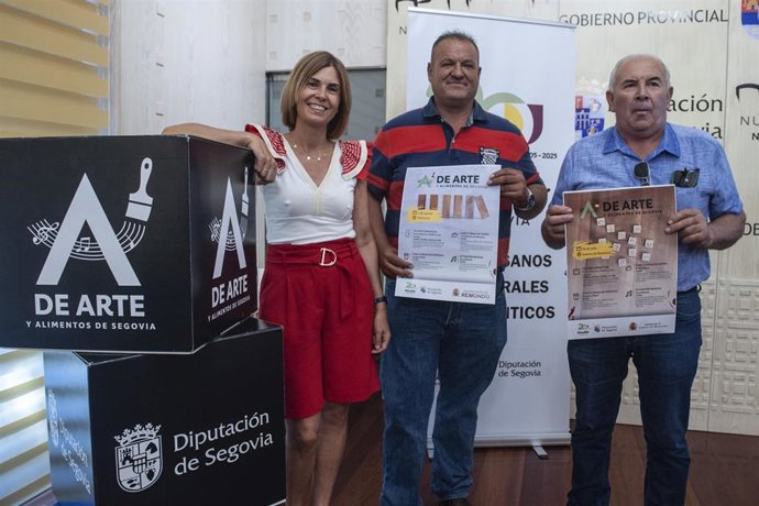 La diputada de Promoción Provincial, Magdalena Rodríguez; el alcalde de Remondo, Juan José García, y el alcalde de Juarros de Riomoros, Silvino Sanz, en la presentación de con 'A de arte'.