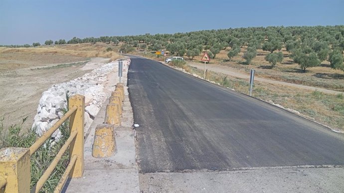 Imagen de un tramo de carretera provincial en reparación este verano