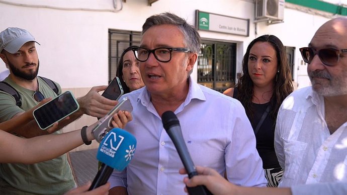 El portavoz de Vox en Andalucía, Manuel Gavira, atiende a los medios.