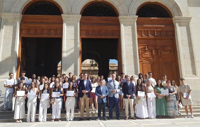 Reyes y Ruiz con el alumnado becado