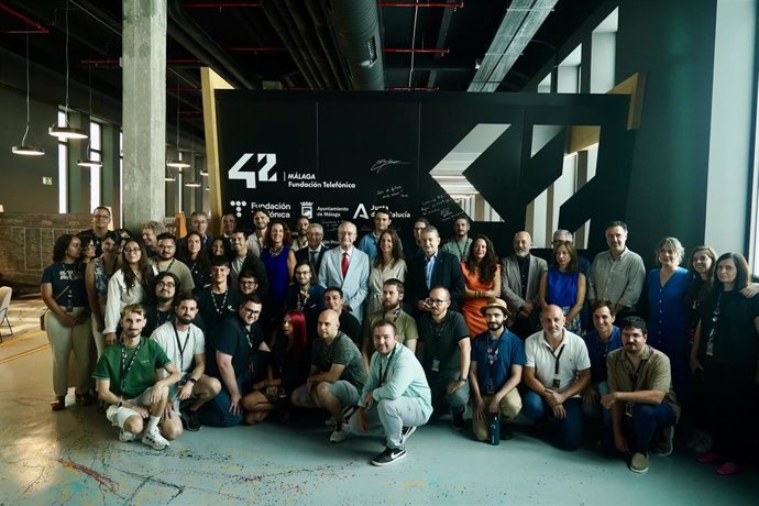 El consejero de la Presidencia, Antonio Sanz, y el alcalde de Málaga, Francisco de la Torre, en la foto de familia con representantes del Proyecto 42 Málaga de formación digital.