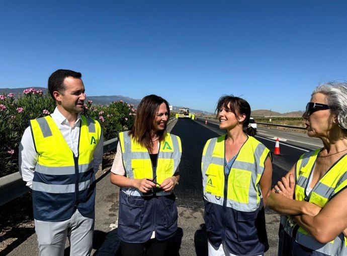 La consejera de Fomento, Rocío Díaz, durante una visita técnica a las obras de renovación del firme en la A-92 a su paso por Almería.