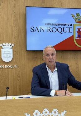 El alcalde de San Roque, Juan Carlos Ruiz Boix, en rueda de prensa.